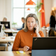 Professionelle Geschäftsfrau, zufriedene Kundin des Finanzcoachings